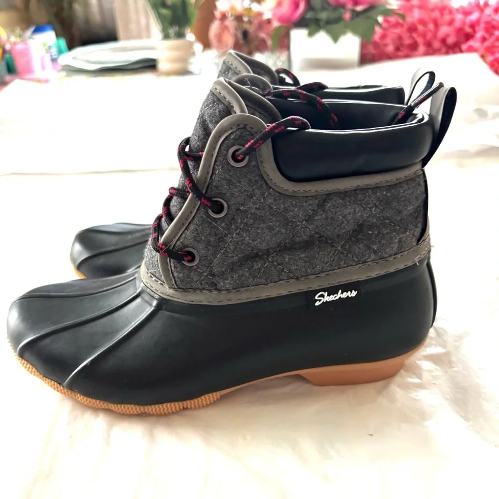 NWOT Skechers Arch Fit Pond Lil Puddles Boots Black Gray SZ 6 Y